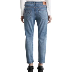 Jeans Model Theda boyfriend